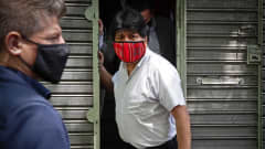 Evo Morales poistumassa lehdistötilaisuudesta Buenos Airesissa.