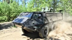 Patrian 6x6-panssariajoneuvo maastossa