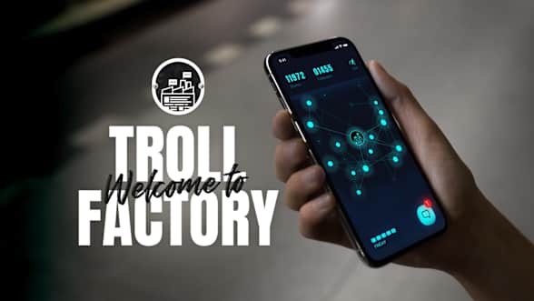 Matkapuhelin kädessä