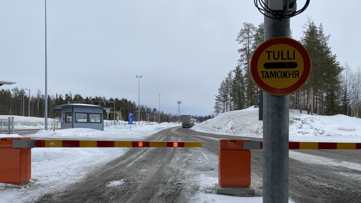 Tulli kyltti ja punakeltaiset puomit Vartiuksen raja-asemalla. 
