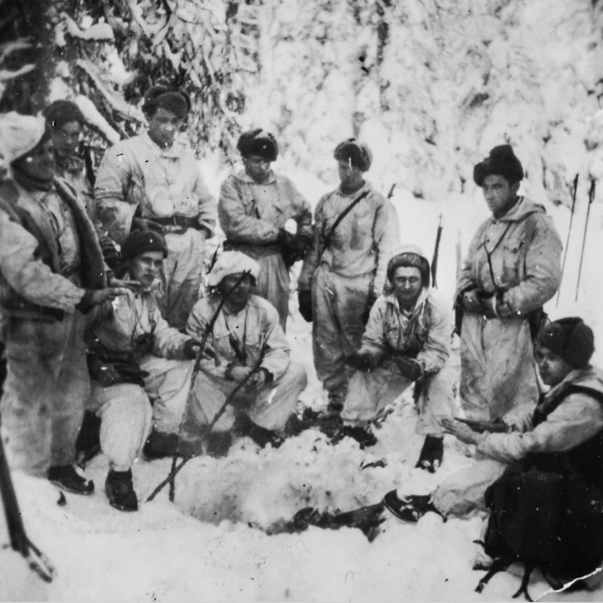 Suomalaisia sotilaita lumihangessa.