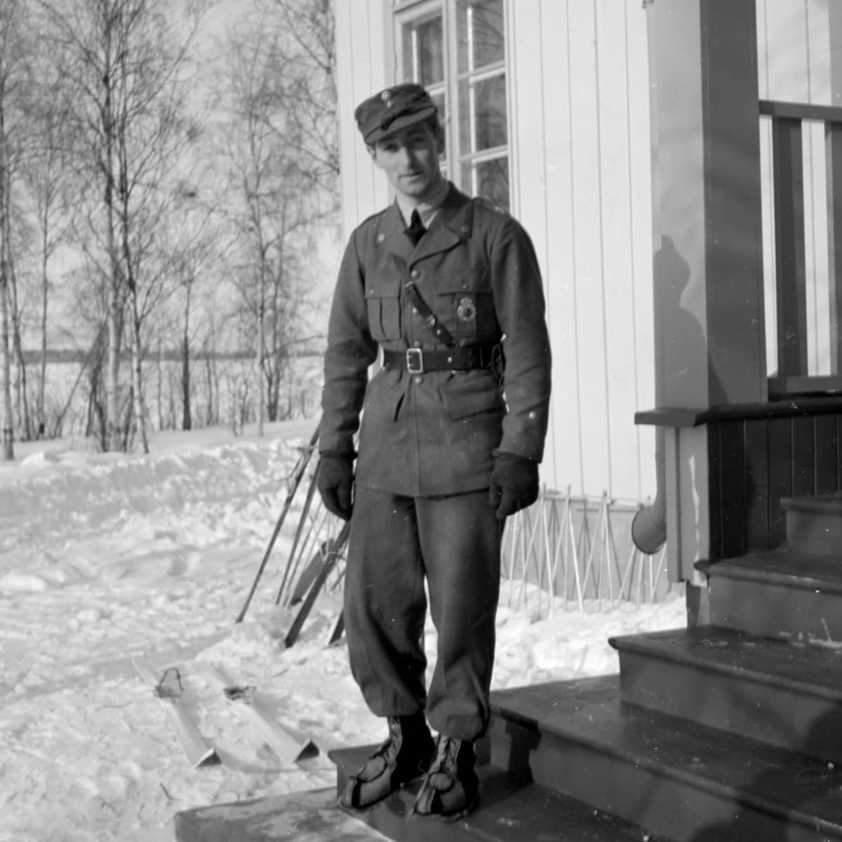 Ruotsalainen vapaaehtoinen lentäjä Ian Iacobi todennäköisesti Veitsiluodossa talvisodan aikaan.