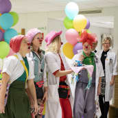 Sairaalaklovnit juhlivat Tyksin lasten ja nuorten päivystyksen avajaisissa