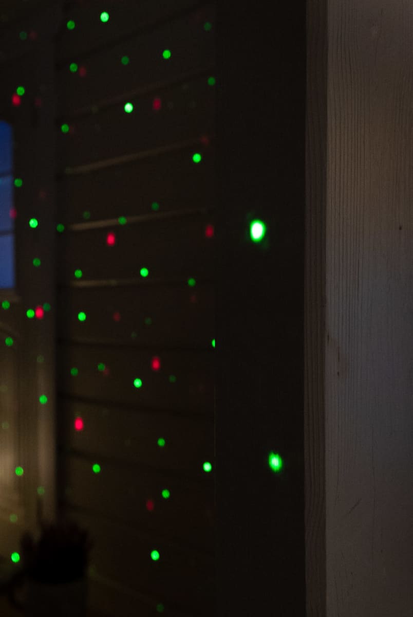 Laservalolla tehtyjä valopisteitä Arojen seinällä.