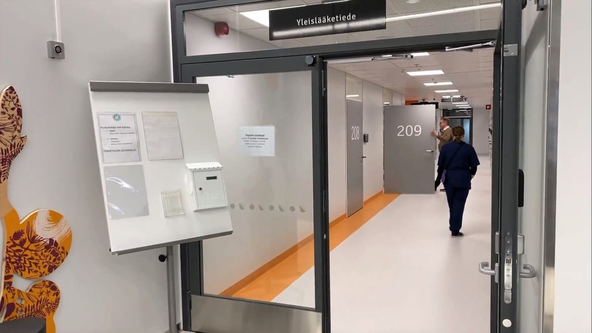 Sisäänkäynti yleislääketieteen poliklinikalle Kainuun keskussairaalassa.