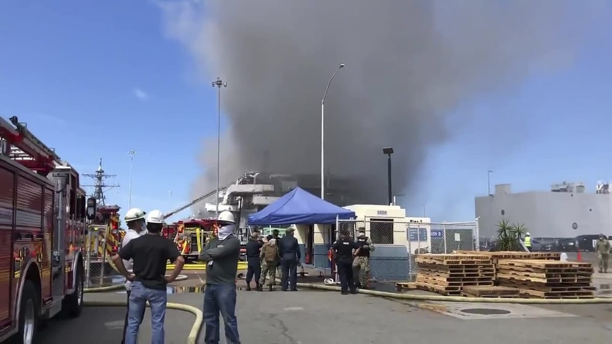 Savua levisi ilmaan San Diegossa maihinnousutukialuksella syttyneen tulipalon jälkeen.