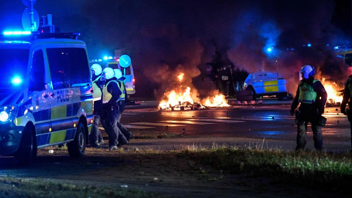 Malmössä sytytettiin yöllä muun muassa autoja protesteissa, jotka saivat alkunsa Koraanin polttamisesta.