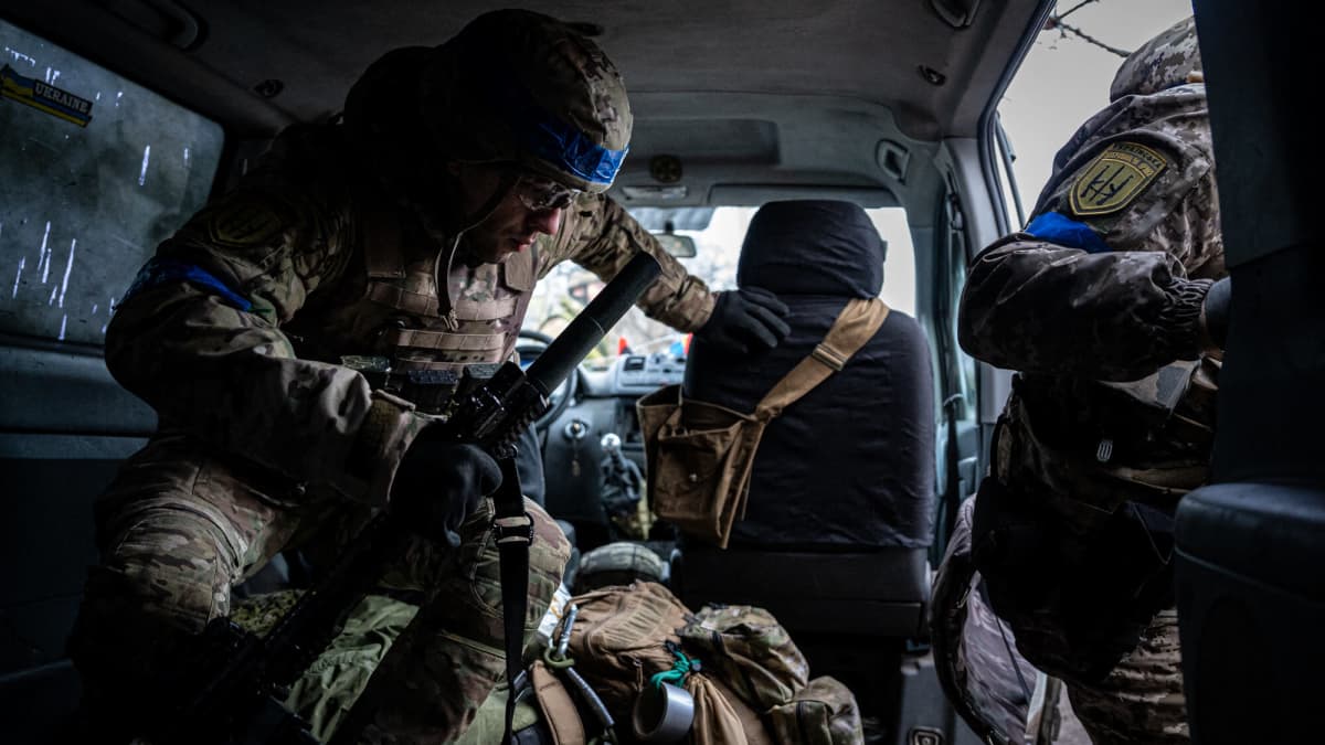 Ukrainan vapaaehtoisarmeijan sotilaat poistuvat autosta partioimaan. 