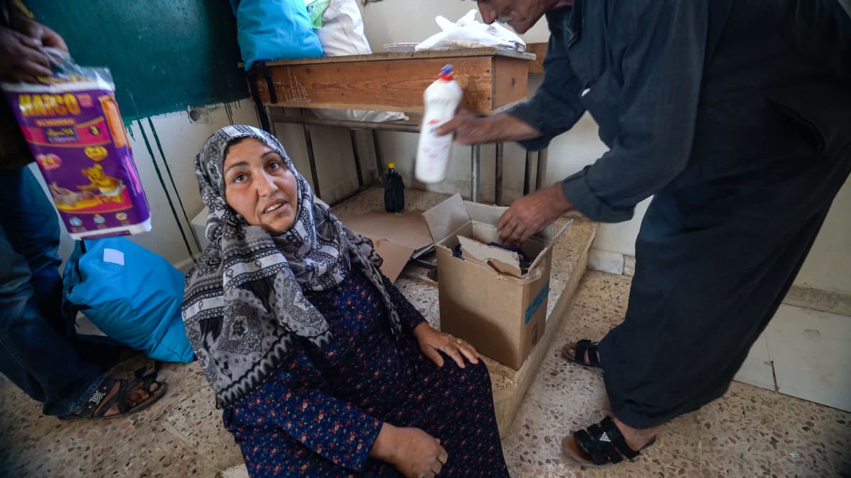 UNICEF:in paikallinen osasto tuo humanitaarista apua kouluun. Monet saavat vain pesuaineita, joista ei ole iloa kodittomille. "Tarvitsemme ruokaa", sanoo nainen.