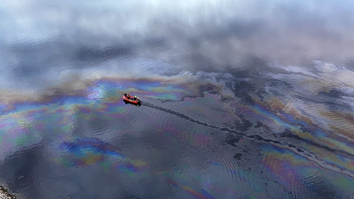 Öljyä Jyväsjärvessä