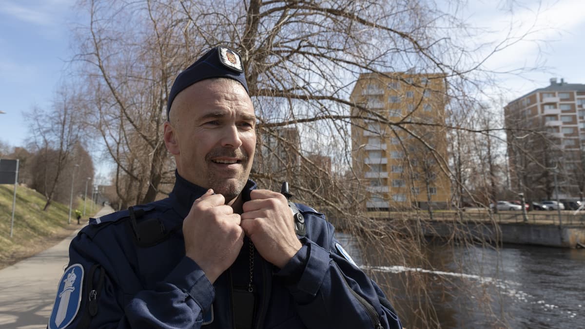 Poliisimies Petrus Schroderus pitää kaluksistaan kiinni Oulun Merikosken voimalan alakanavan rannalla.