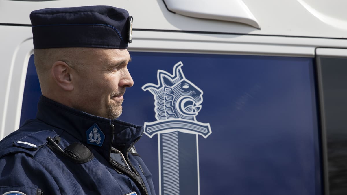 Poliisimies Petrus Schroderus seisoo poliisin partioauton vieressä.