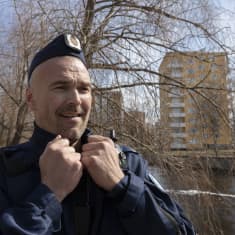 Poliisimies Petrus Schroderus pitää kaluksistaan kiinni Oulun Merikosken voimalan alakanavan rannalla.