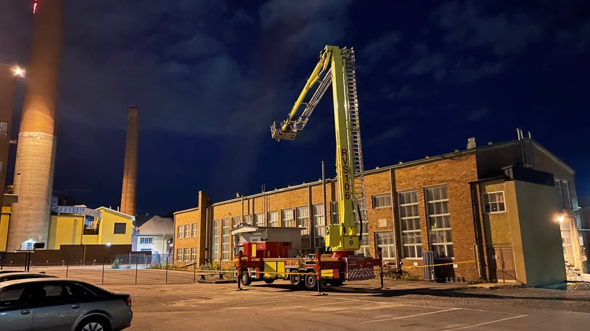 Turku Energian sisäpihalla Turun Amiraalistonkadulla seisoo tikasauto.