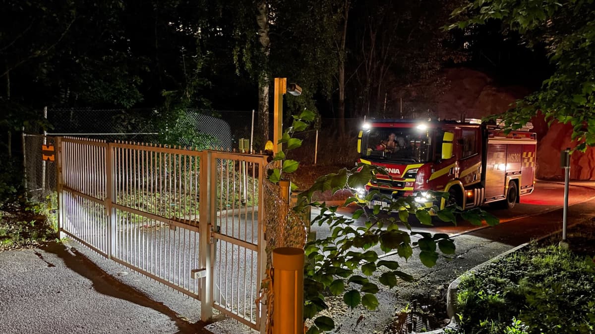 Turun seudun puhdistamo Oy Sofiankadulla. Paloauto poistumassa iltapimeässä.
