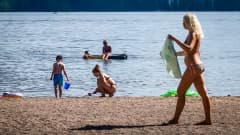 Naisia ja lapsia Rosendahlin rannassa kesällä 2018.