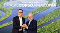 Alexander Stubb ja Luiz Inacio Lula da Silva kättelevät Brasilian Cop30 -ilmastokokouksessa.