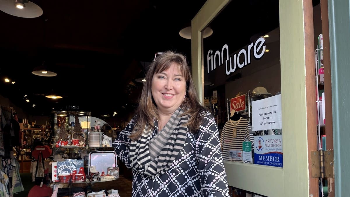 Suomalaissukuinen Saara Matthews omistaa Finn Ware -kaupan, joka palvelee Astorian ydinkeskustassa.