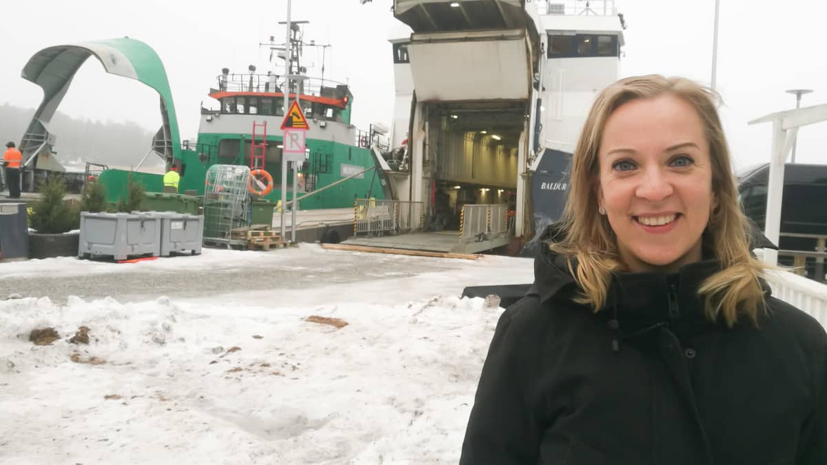 Sandra Bergqvist seisoo Nauvon vierasvenesatamassa.