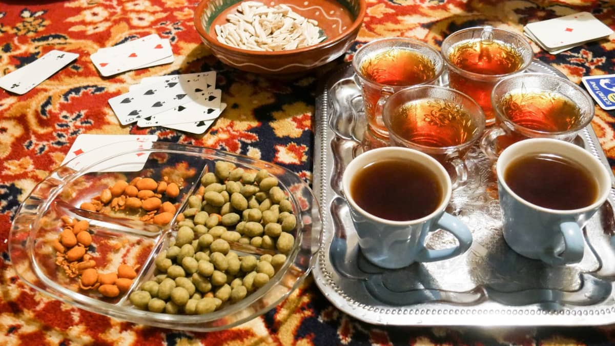 En traditionell kvällsmåltid, iftar, bestående av te och nötter.