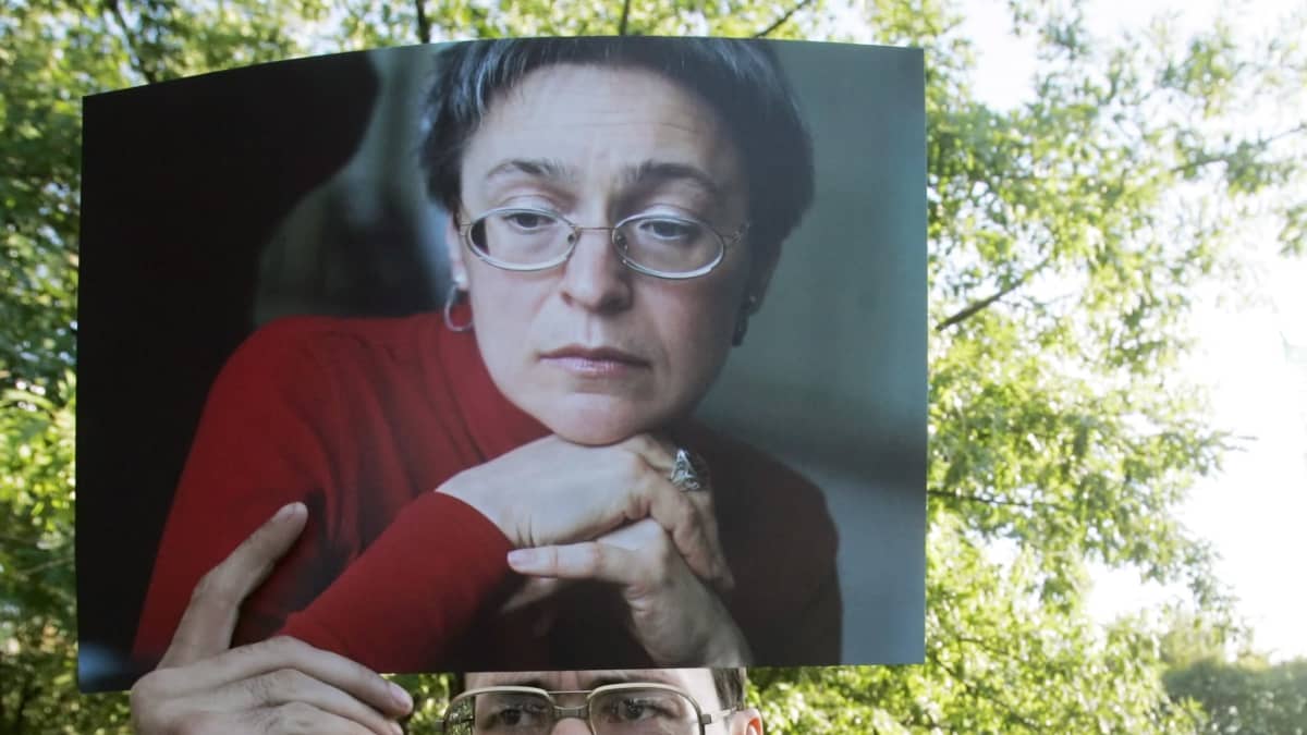 Mielenosoittaja pitelee Anna Politkovskajan kuvaa.