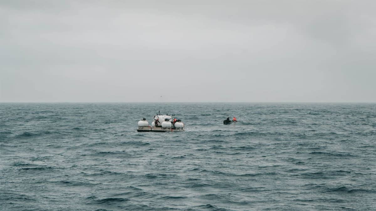 Sukellusvene veden pinnan päällä ennen sukellusta.