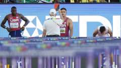Devon Allenille näytetään punaista korttia 110 metrin aitafinaalissa.