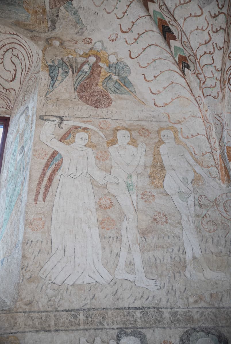 Seinämaalauksia Pyhän Ristin kirkossa. 
