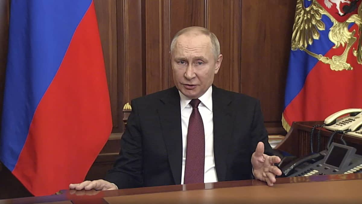 Vladimir Putin pitää puhetta.
