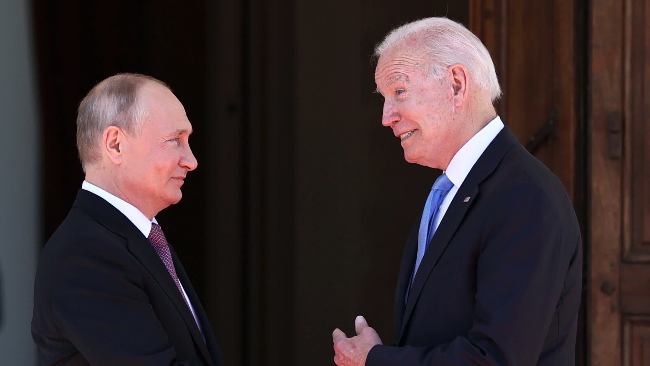 Presidentit Vladimir Putin ja Joe Biden kättelevät Villa la Grangen edustalla Genevessä 16. kesäkuuta 2021. 