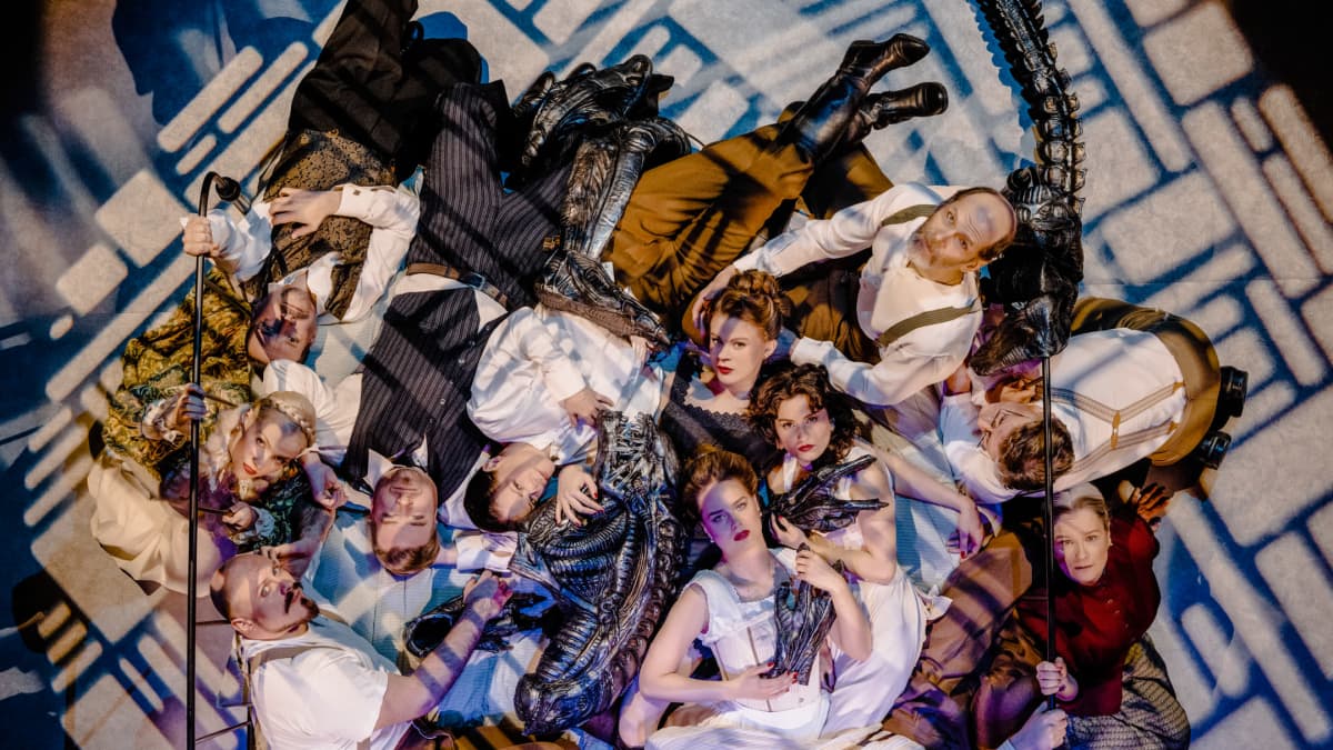 Tampereen työväen teatterin esityksessä olevat näyttelijät. 