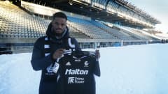 FC Lahden Bubacar Djalo pitää käsissään seuran pelipaitaa lumisella Lahden stadionilla