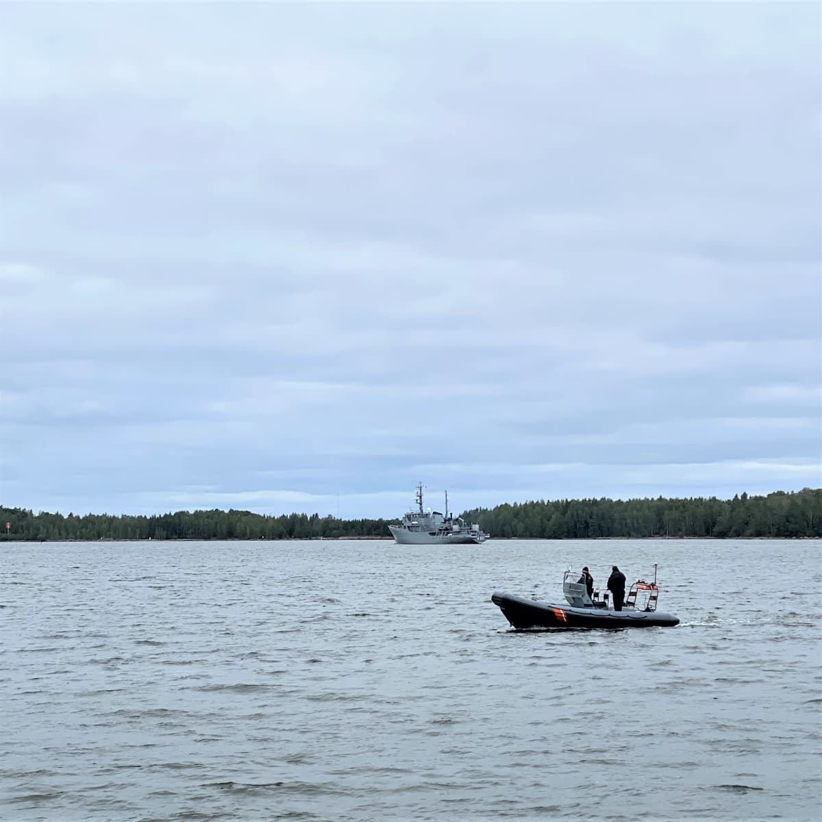 Tanskan merivoimien alus ja pienenmpi vene edustalla Kotkassa.