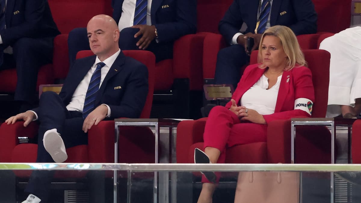Gianni Infantino ja Nancy Faeser istuvat MM-stadionin katsomossa.