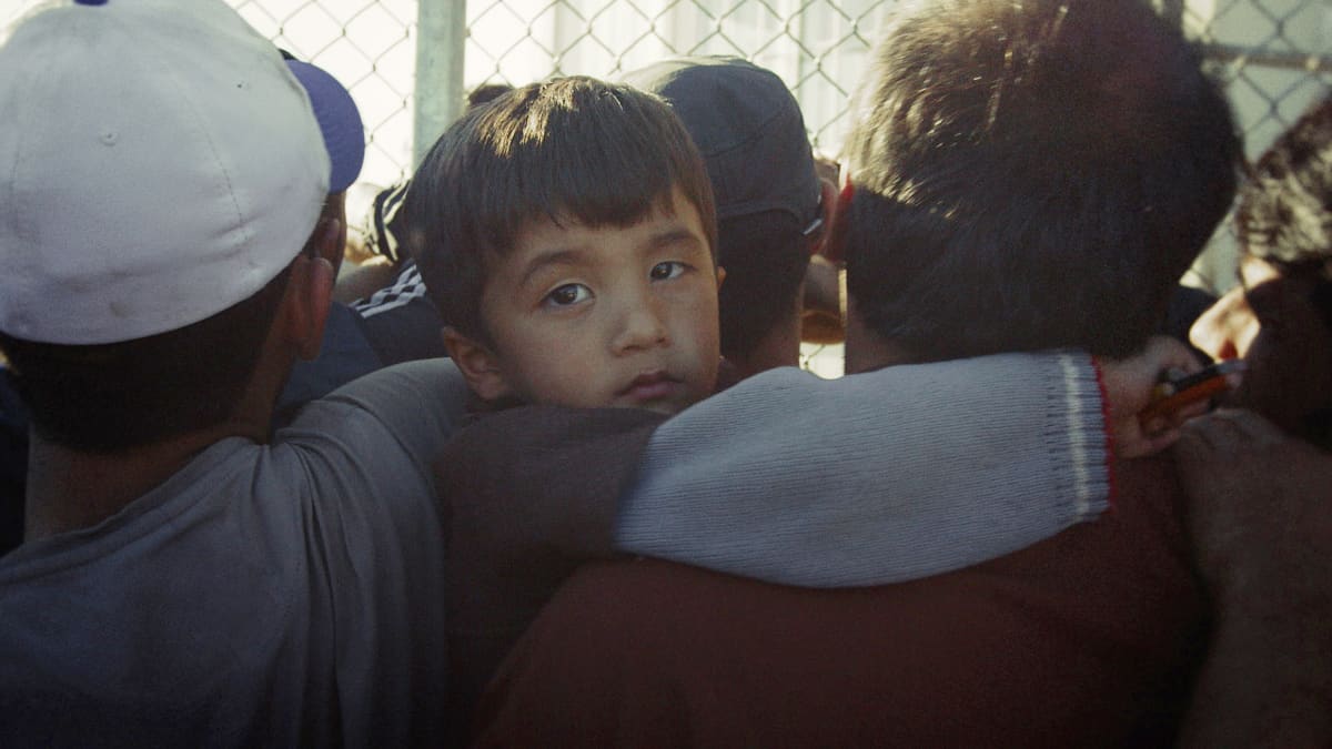 Dokumenttielokuva Tuntematon pakolainen, joka näyttää toisenlaisen totuuden turvapaikkaa hakevien elämästä.