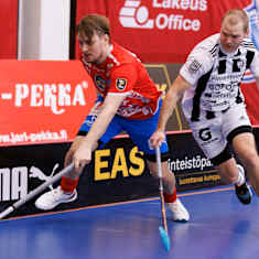 Peter Kotilainen pelitilanteessa SPV:n punapaidassa. 