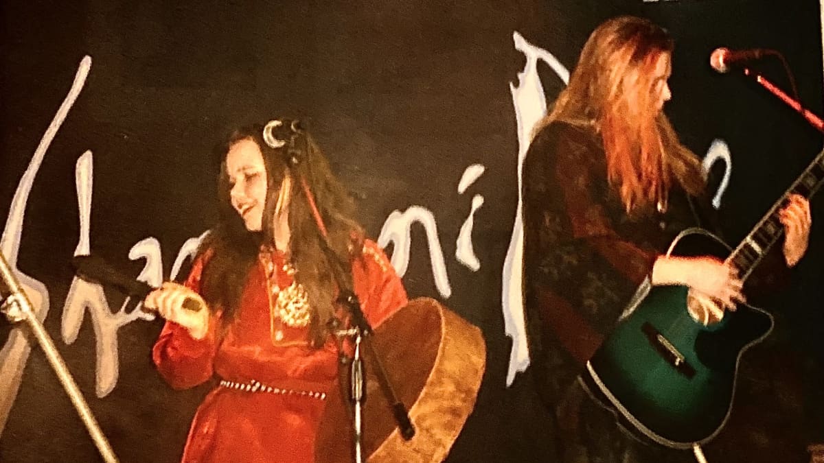 Maaren Aikio ja Jonne Järvelä esiintymässä Shamaani Duona 1990-luvulla.