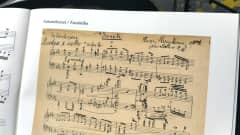 Risto-Matti Marin soittaa Ilmari Hannikaisen kateissa ollutta pianosonaattia