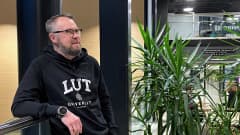 Lut-yliopiston konetekniikan professori Aki Mikkola nojaa kampuksella kaiteeseen.