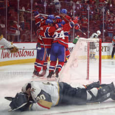 Montrealin pelaajat juhlivat Lehkosen maalia ja paikkaa NHL:n pudotuspelien finaalissa.