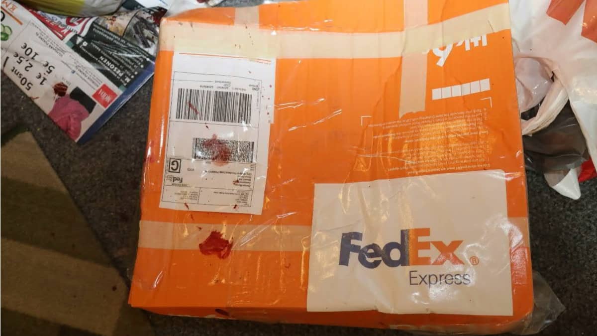 Rikospaikalla valokuvattu paketti, jossa on FedExin logo