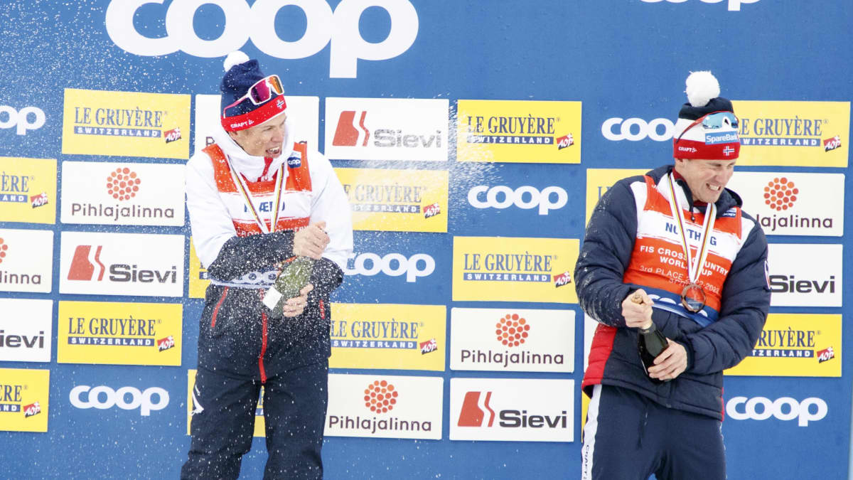 Johannes Hösflot Kläbo ja Pål Golberg ruiskuttavat kuohujuomaa.