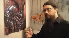 Kai Hänninen esittelee Aliens tyyppistä taideteostaan.