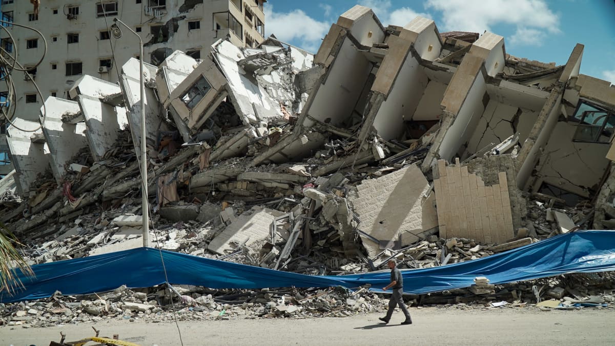 Israel tuhosi suuren toimistorakennuksen Gazan keskustassa. Kukaan ei kuollut, koska Israel varoitti iskusta etukäteen.
