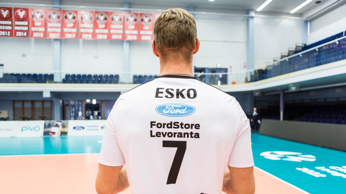 VaLePan passari Mikko Esko poseeraa joukkueen euro-otteluita varten räätälöidyssä pelipaidassa lokakuun 12. päivänä 2021. 