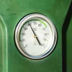 Närbild av termometer i kompostkärl