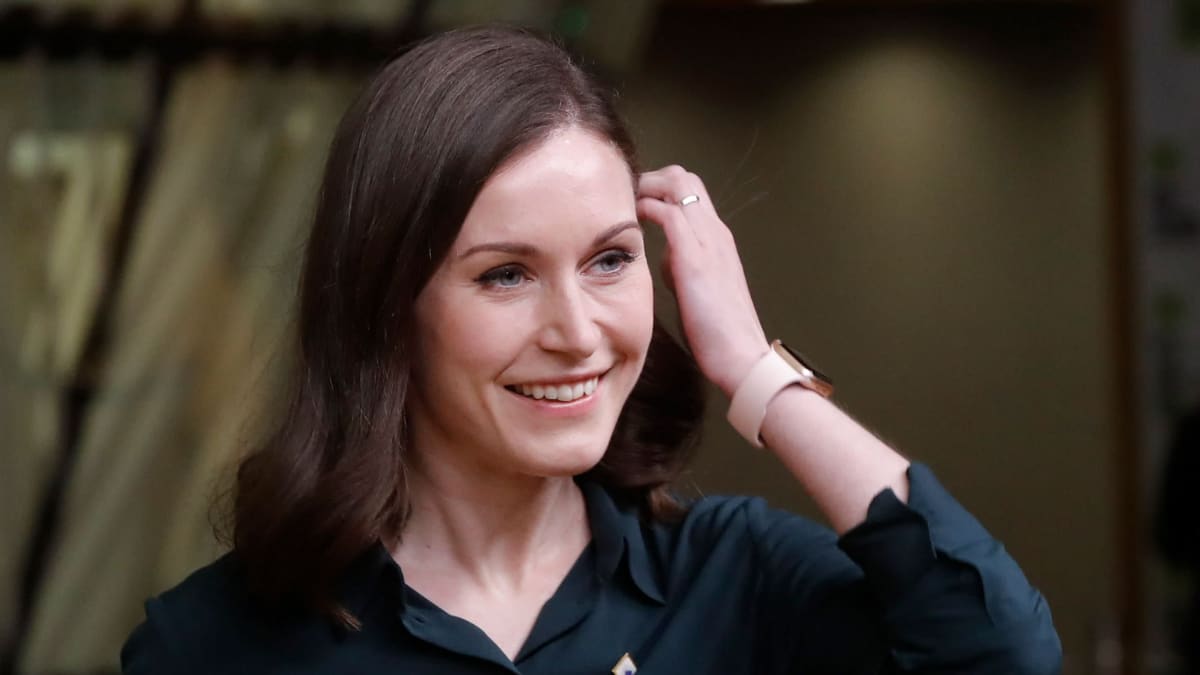 Statsminister Sanna Marin ler då hon anländer till en pressträff i Bryssel den 15 december 2021.