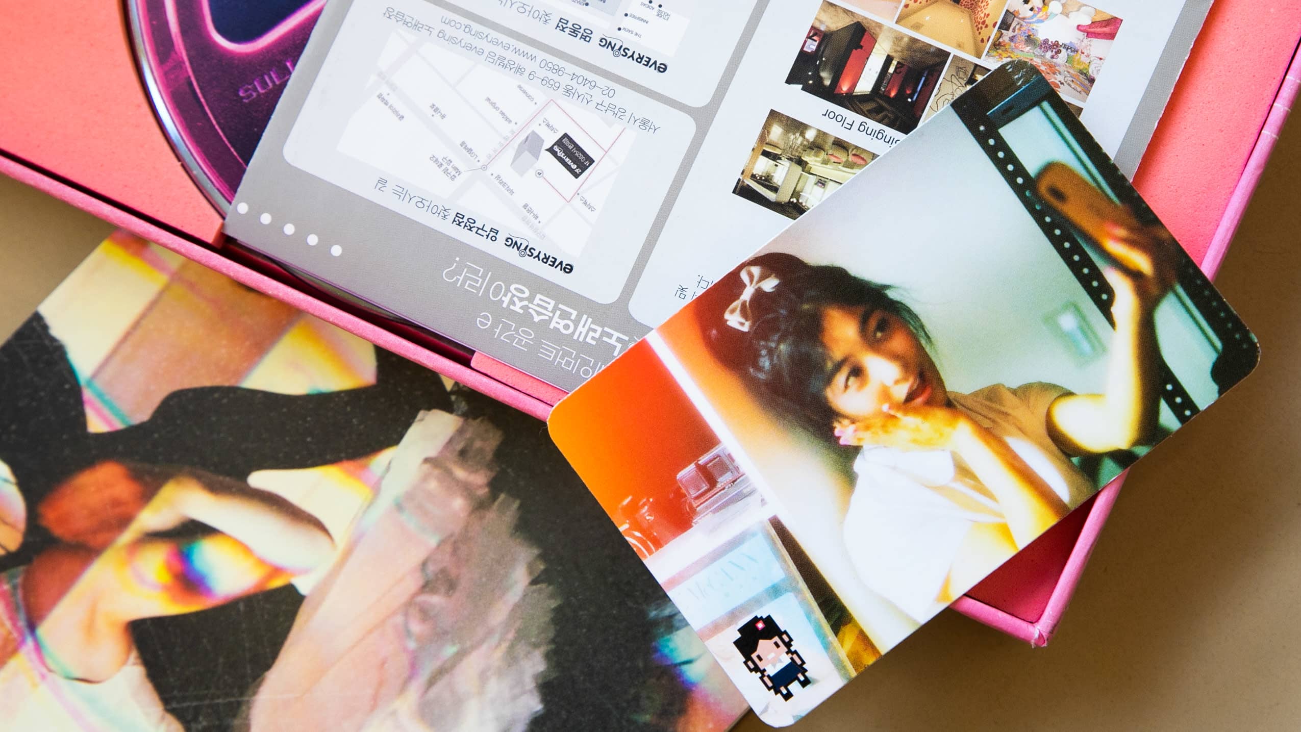 Värikkäitä cd-levyn kansio joissa kuvia nuorista Etelä-Korealaisista esiintyjistä.