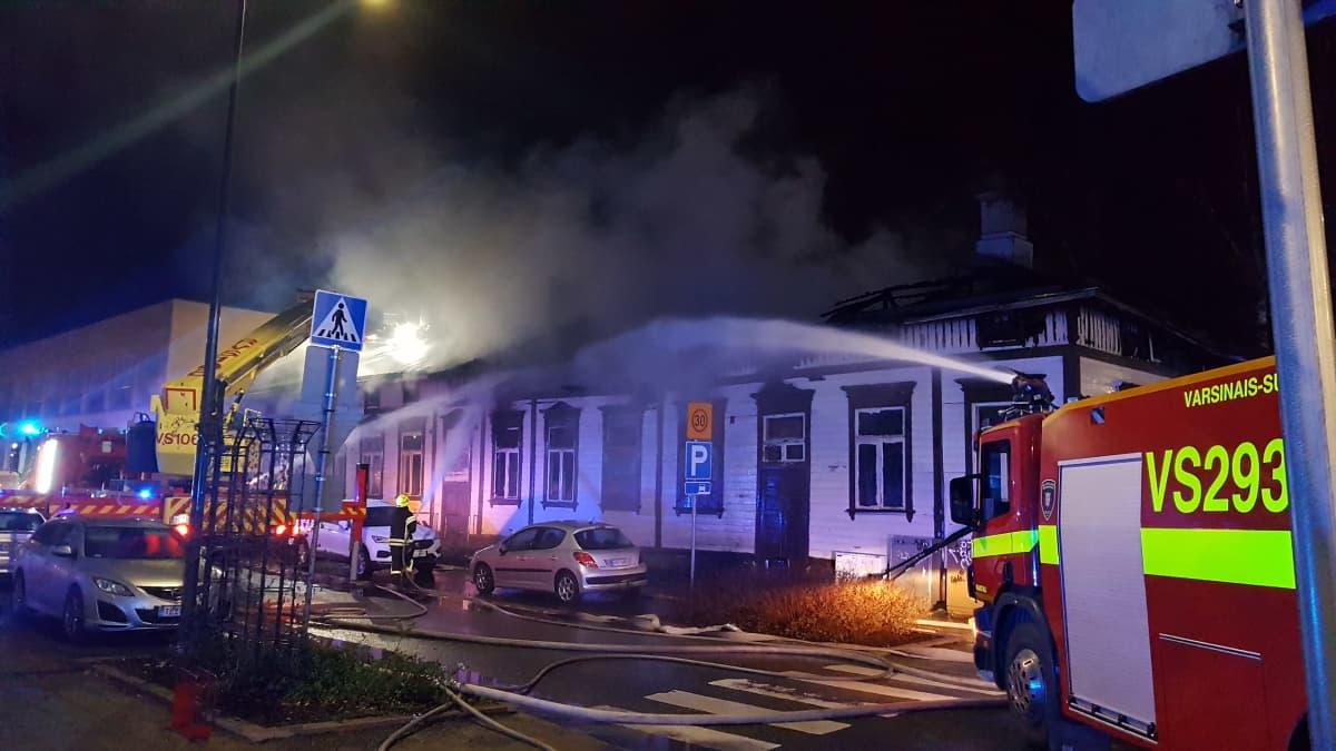 Turun pelastuslaitos sammutti tulipaloa torstain vastaisena yönä Fleminginkadulla.