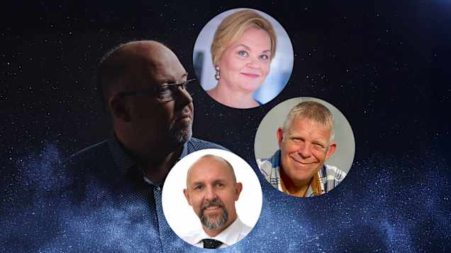 stjärnhimmel med fyra ansikten insatta efteråt, ett direkt på himlen och tre i cirklar.